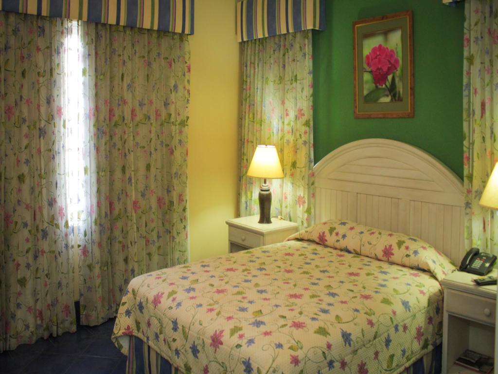 L'Orchidee Boutique Hotel ポートオブスペイン エクステリア 写真